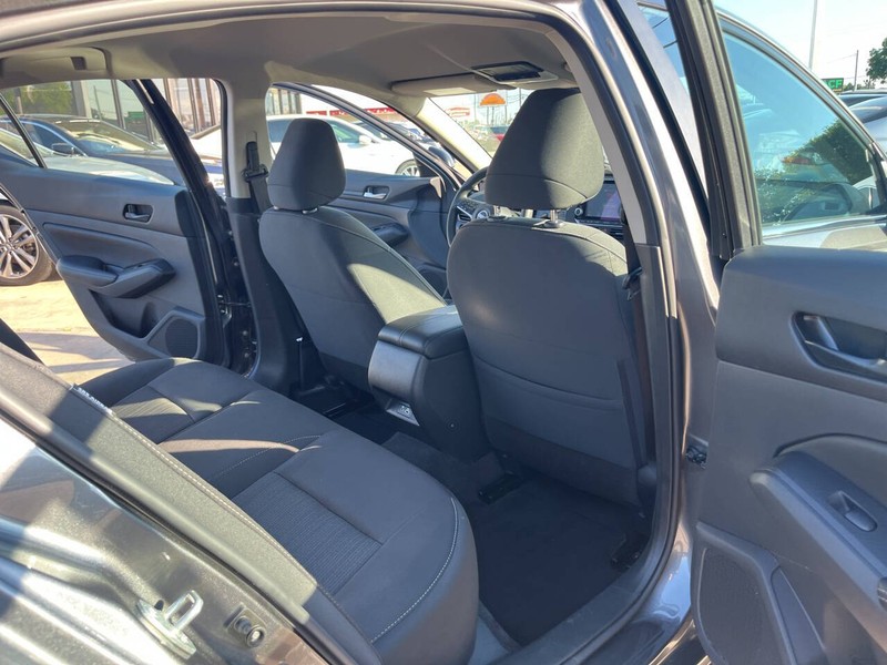 Nissan Altima Vehicle Image 18