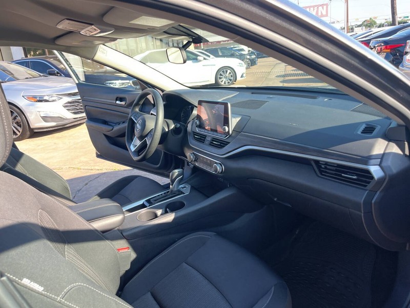 Nissan Altima Vehicle Image 20
