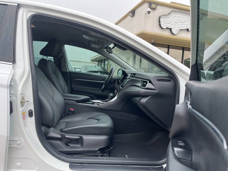 Toyota Camry Vehicle Image 11