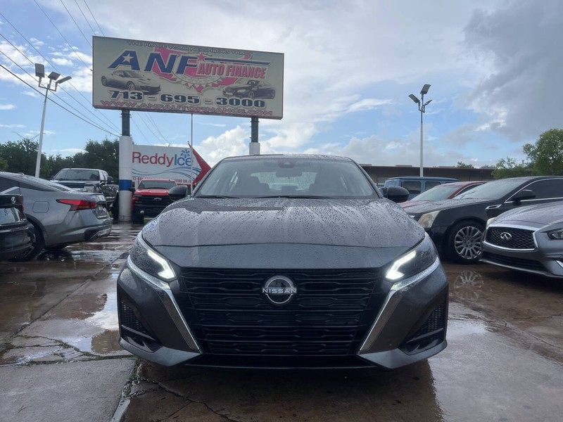 Nissan Altima Vehicle Image 02