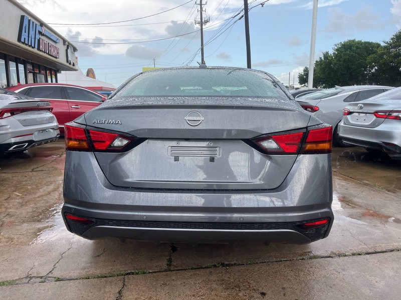 Nissan Altima Vehicle Image 04