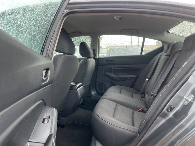 Nissan Altima Vehicle Image 08