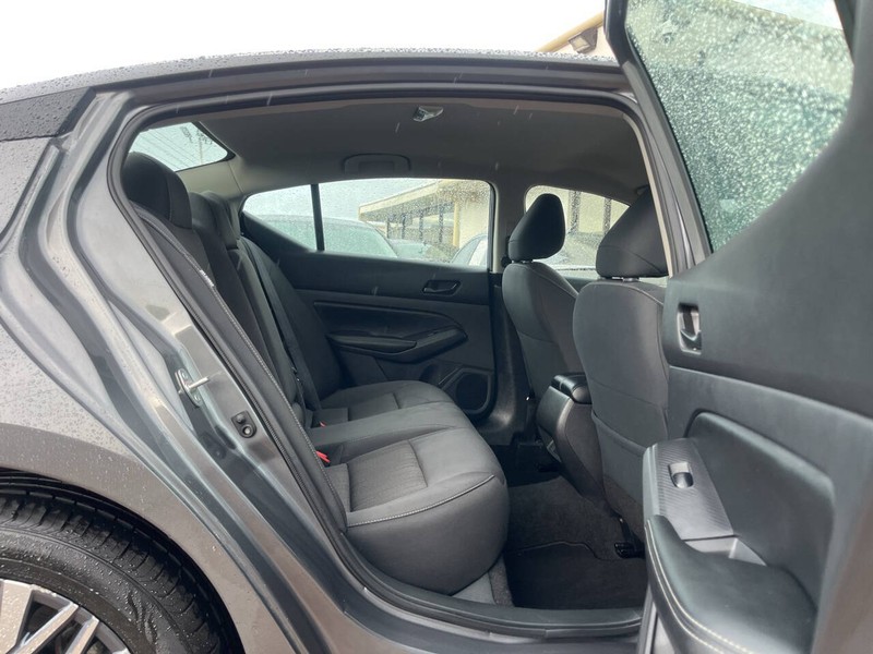 Nissan Altima Vehicle Image 10