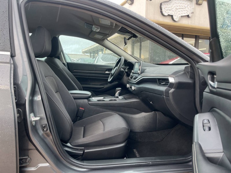 Nissan Altima Vehicle Image 11