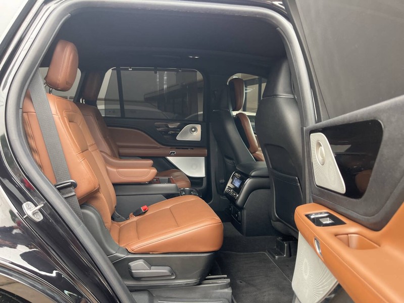 Lincoln Aviator Vehicle Image 19