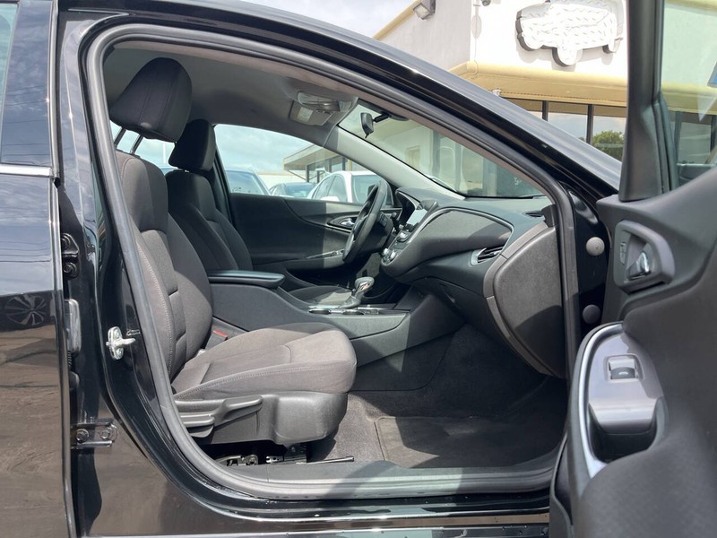 Chevrolet Malibu Vehicle Image 11