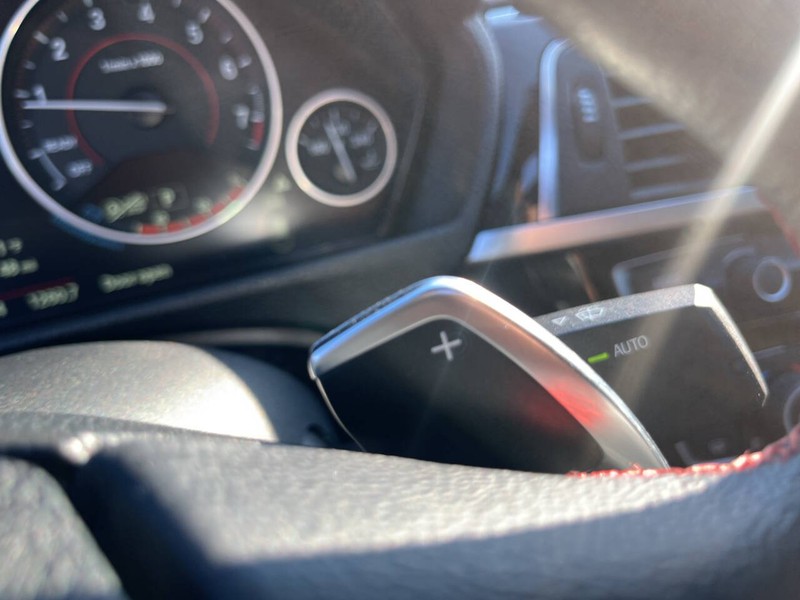 BMW 3 Series Vehicle Image 12