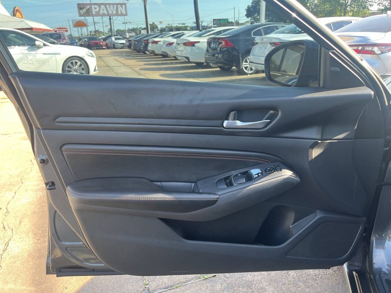 Nissan Altima Vehicle Image 10