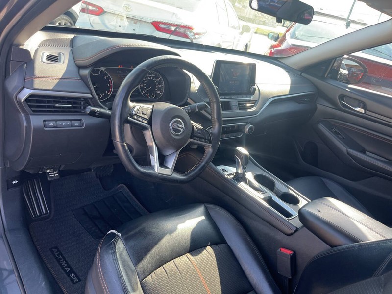 Nissan Altima Vehicle Image 11