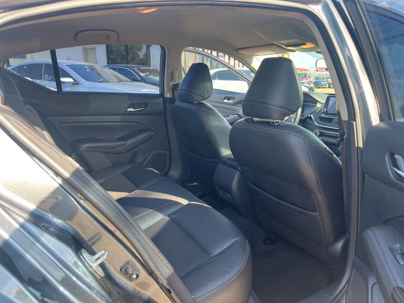 Nissan Altima Vehicle Image 17