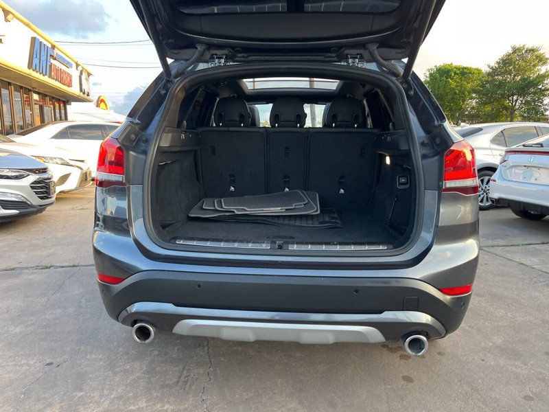 BMW X1 Vehicle Image 09