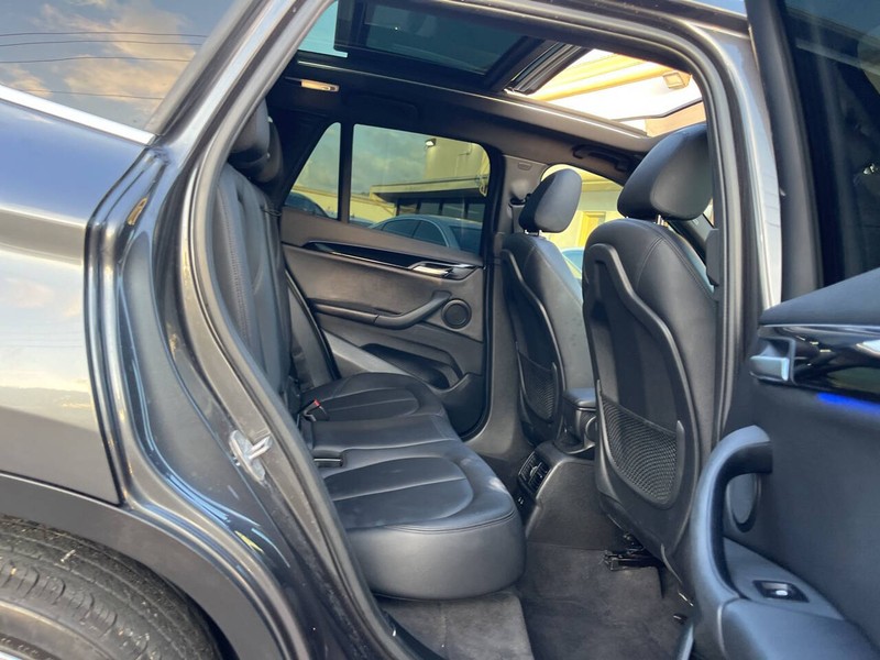 BMW X1 Vehicle Image 10