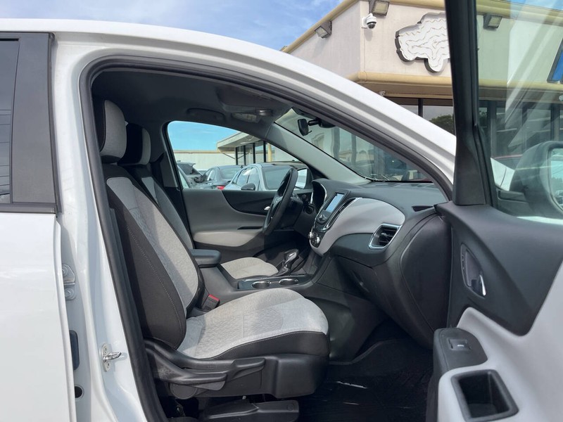 Chevrolet Equinox Vehicle Image 11