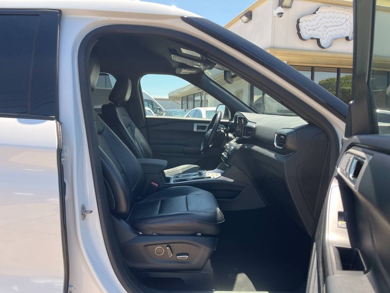 Ford Explorer Vehicle Image 13