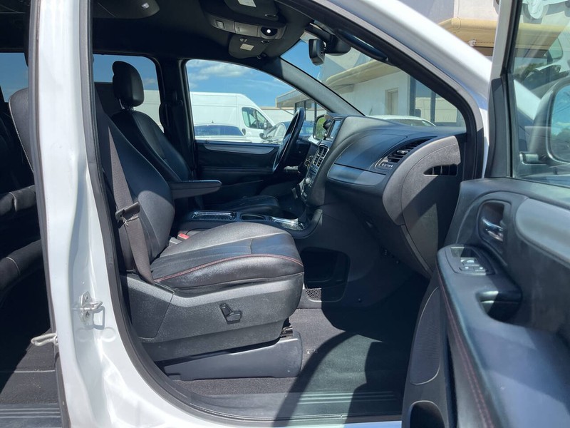 Dodge Grand Caravan Vehicle Image 13