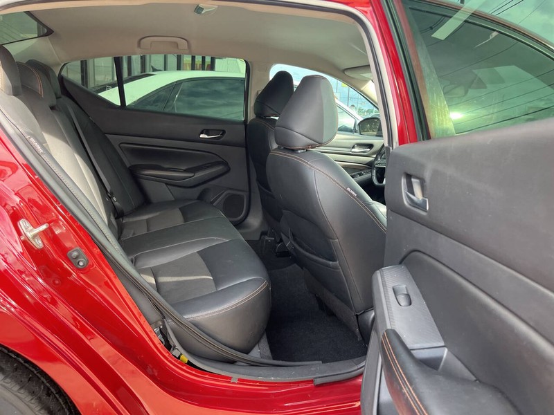 Nissan Altima Vehicle Image 10