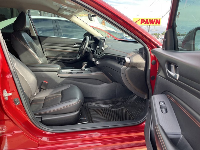 Nissan Altima Vehicle Image 11