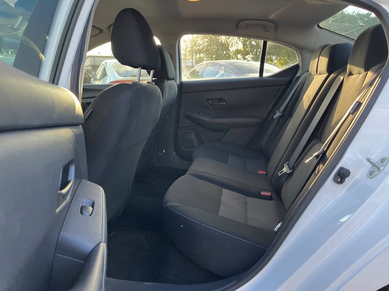 Nissan Sentra Vehicle Image 08