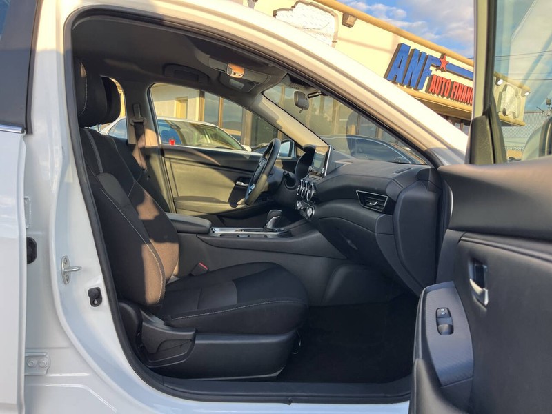 Nissan Sentra Vehicle Image 11