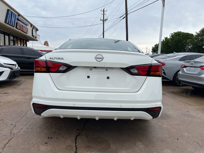 Nissan Altima Vehicle Image 04