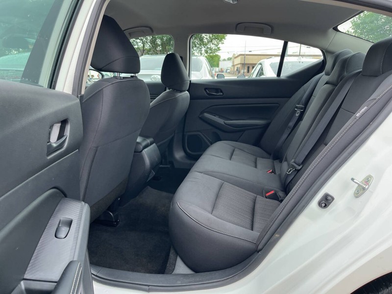 Nissan Altima Vehicle Image 08