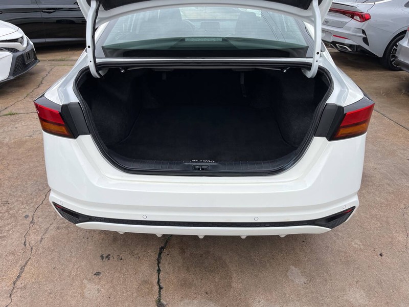 Nissan Altima Vehicle Image 09