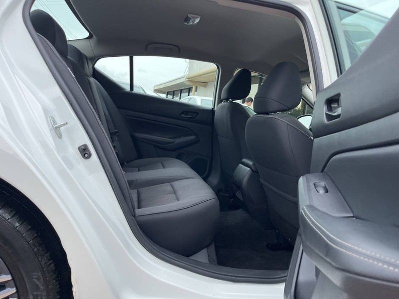 Nissan Altima Vehicle Image 10