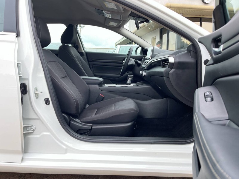 Nissan Altima Vehicle Image 11