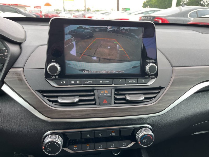 Nissan Altima Vehicle Image 12