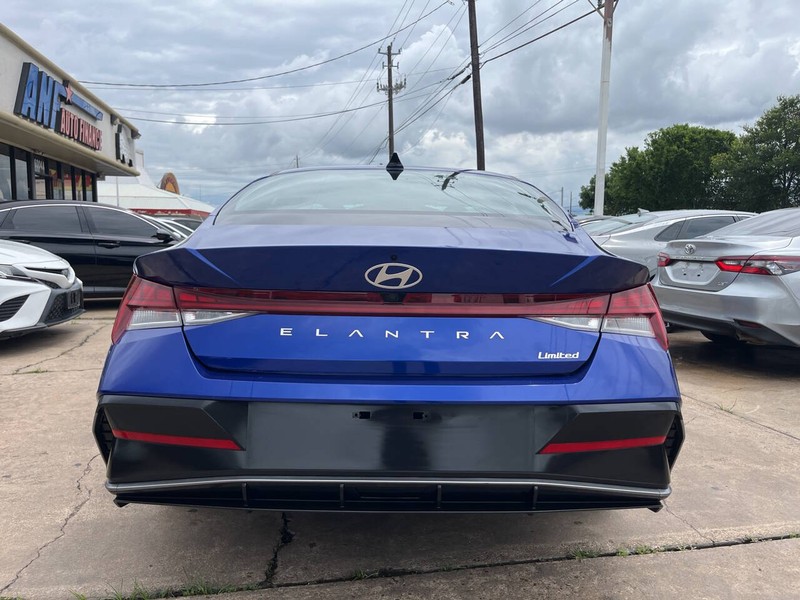 Hyundai Elantra Vehicle Image 03