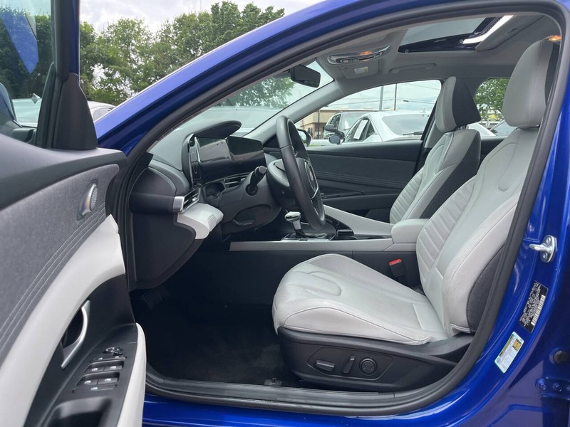Hyundai Elantra Vehicle Image 10