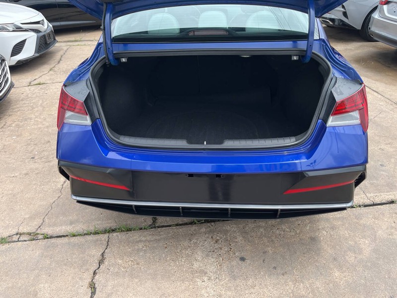 Hyundai Elantra Vehicle Image 11