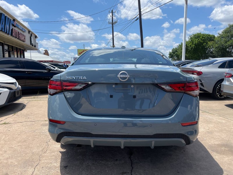 Nissan Sentra Vehicle Image 04