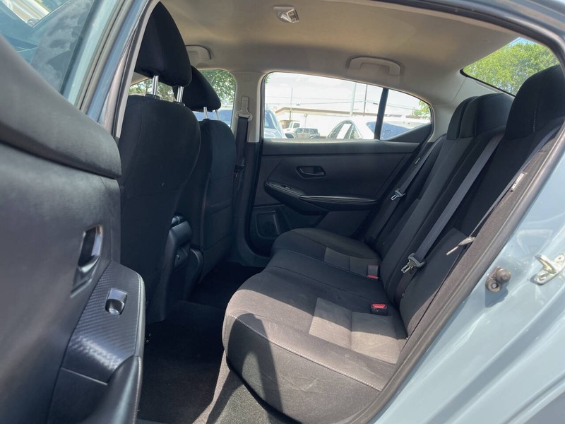 Nissan Sentra Vehicle Image 08