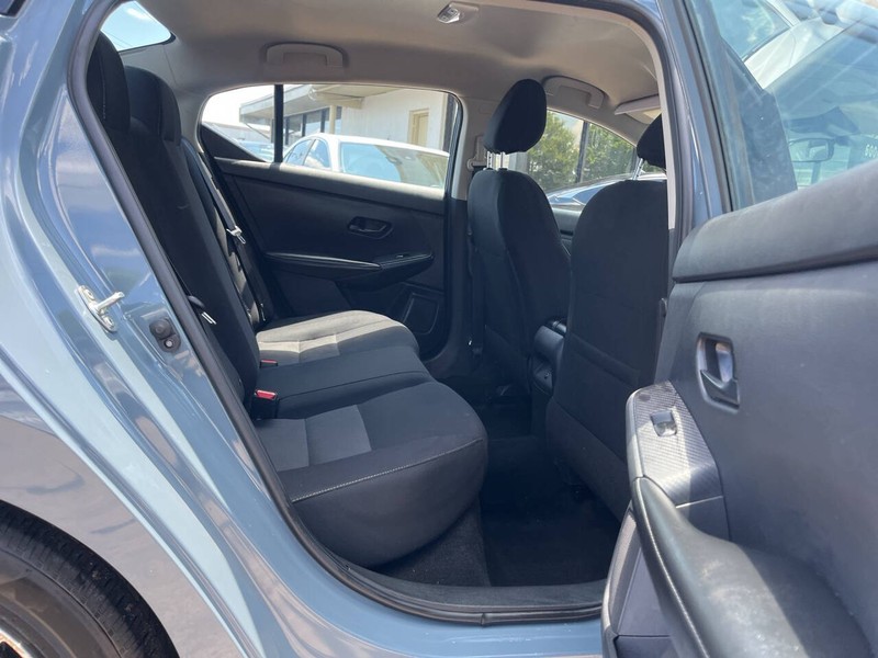 Nissan Sentra Vehicle Image 09