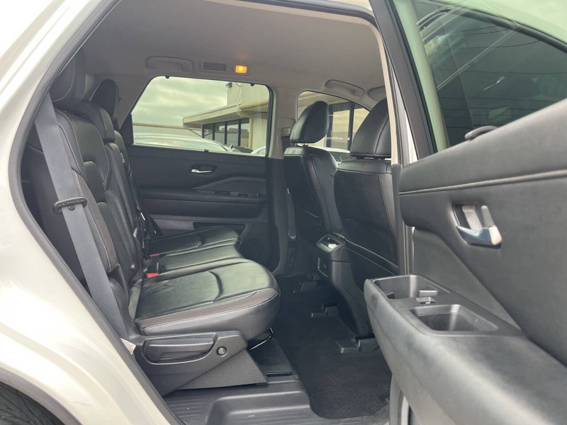 Nissan Pathfinder Vehicle Image 11