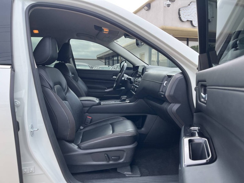 Nissan Pathfinder Vehicle Image 13