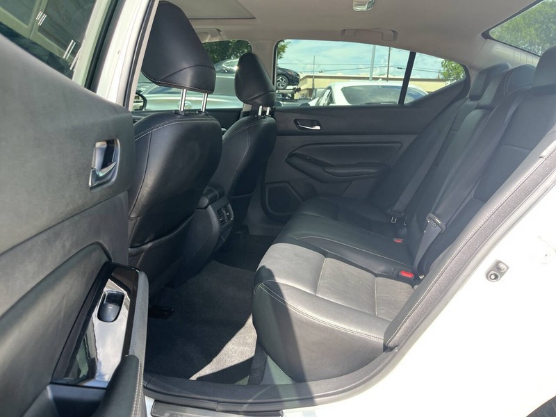 Nissan Altima Vehicle Image 08