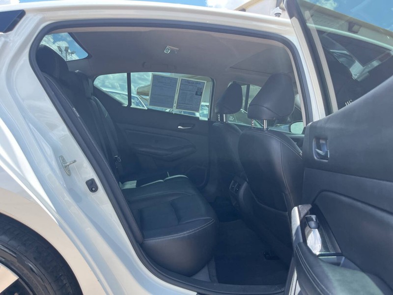 Nissan Altima Vehicle Image 10