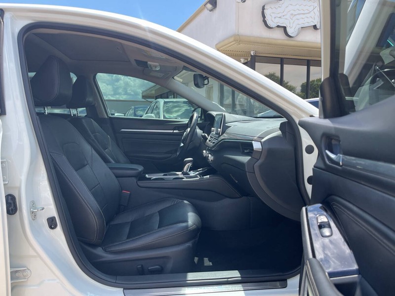 Nissan Altima Vehicle Image 11
