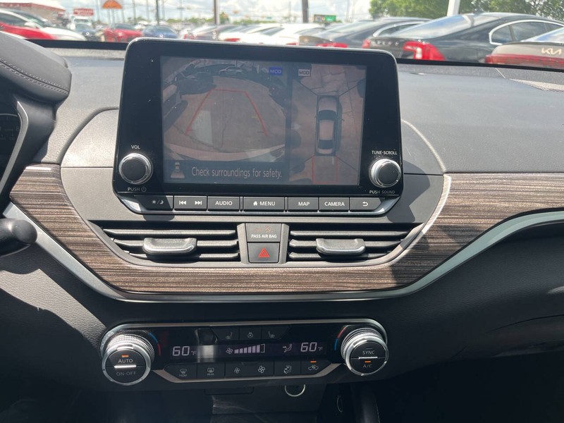 Nissan Altima Vehicle Image 12
