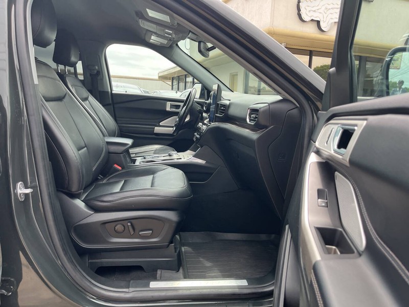 Ford Explorer Vehicle Image 13