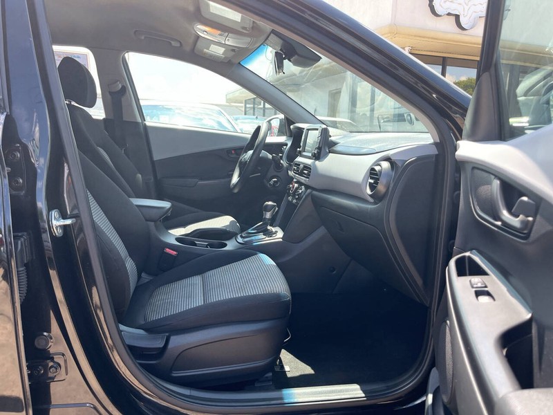 Hyundai Kona Vehicle Image 12
