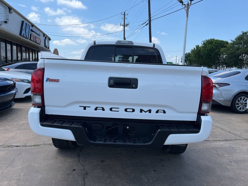 Toyota Tacoma 2WD Vehicle Image 04