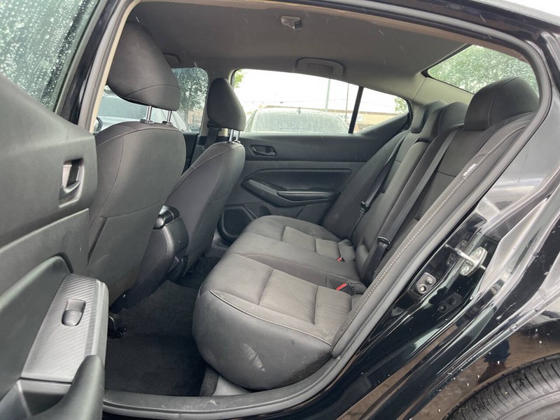 Nissan Altima Vehicle Image 08