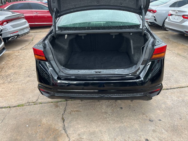 Nissan Altima Vehicle Image 09