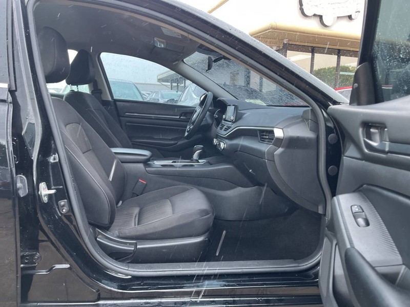Nissan Altima Vehicle Image 11