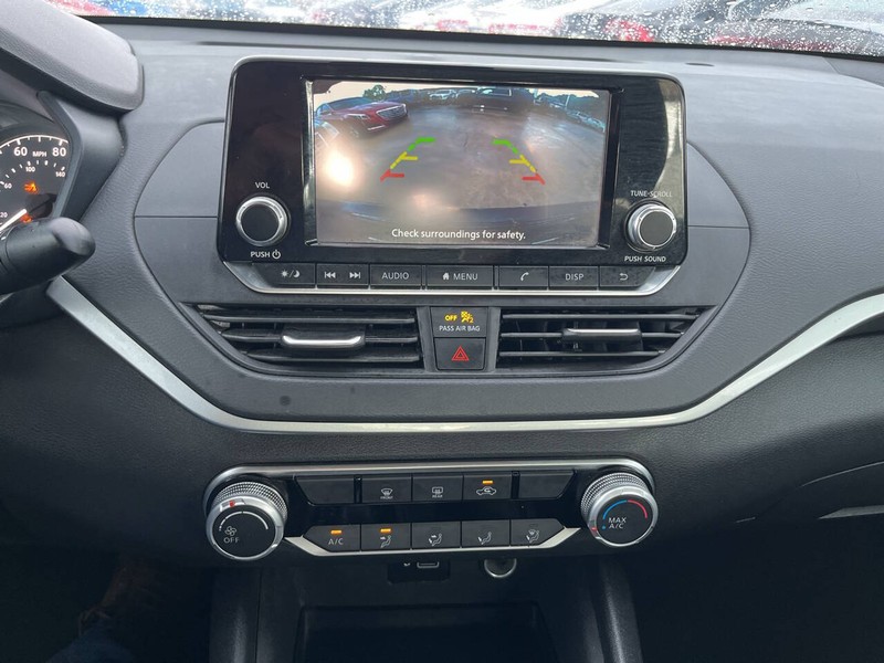 Nissan Altima Vehicle Image 12