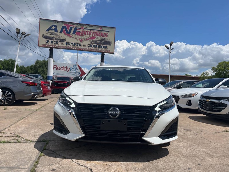 Nissan Altima Vehicle Image 02