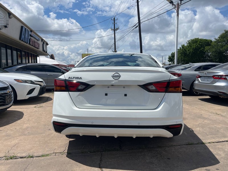 Nissan Altima Vehicle Image 04